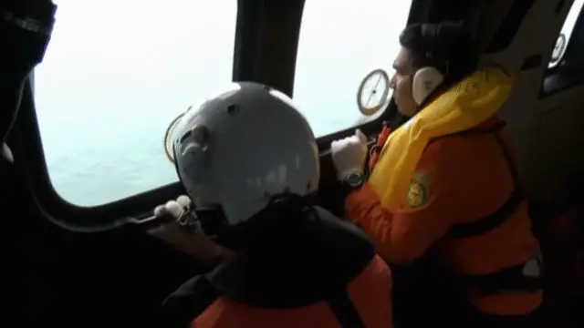 Upaya pencarian juga dilakukan dari pesawat udara yang menyisir wilayah perairan Selat Karimata.