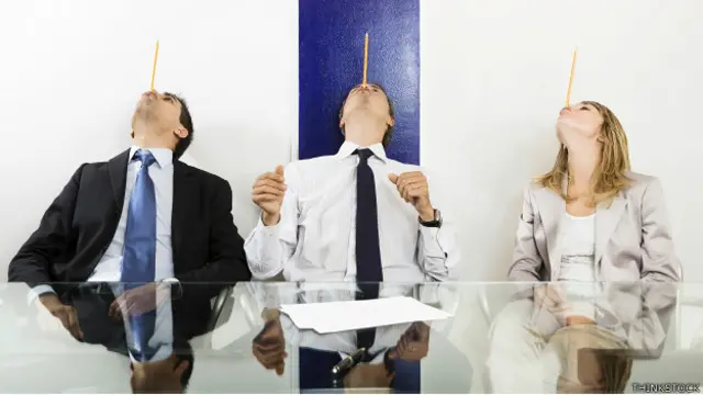 Tres personas aburridas