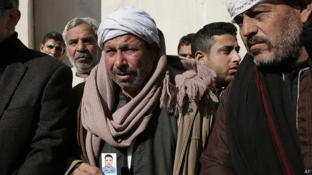 والد أحد الأقباط المختفين في ليبيا يبكي أمام مقر الخارجية المصرية بالقاهرة خوفا على مصير ابنه.