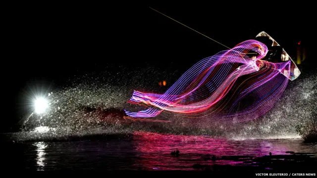 Rafael Pamplona hace un truco con su tabla. Fotografía: Victor Eleuterio.