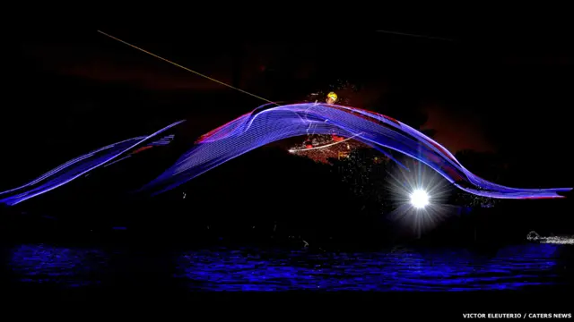 Rafael Pamplona hace un truco con su tabla. Fotografía: Victor Eleuterio.