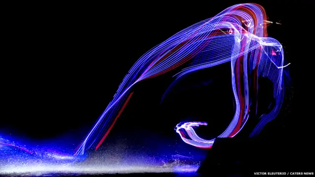 Rafael Pamplona hace un truco con su tabla. Fotografía: Victor Eleuterio.