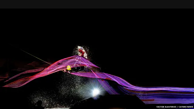 Germano Nottinghan hace un truco con su tabla. Fotografía: Victor Eleuterio.
