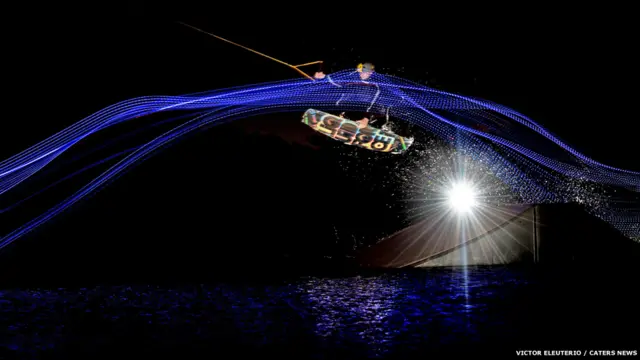 Germano Nottinghan hace un truco con su tabla. Fotografía: Victor Eleuterio.