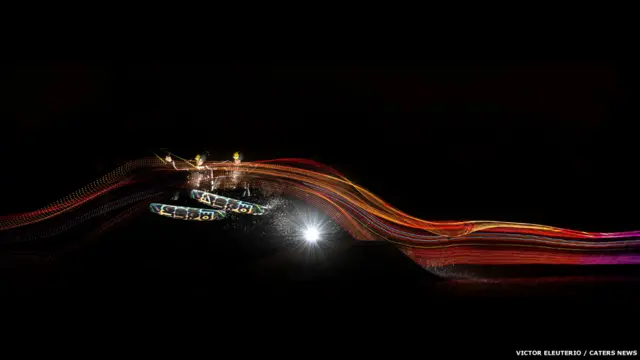 Germano Nottinghan hace un truco con su tabla. Fotografía: Victor Eleuterio.