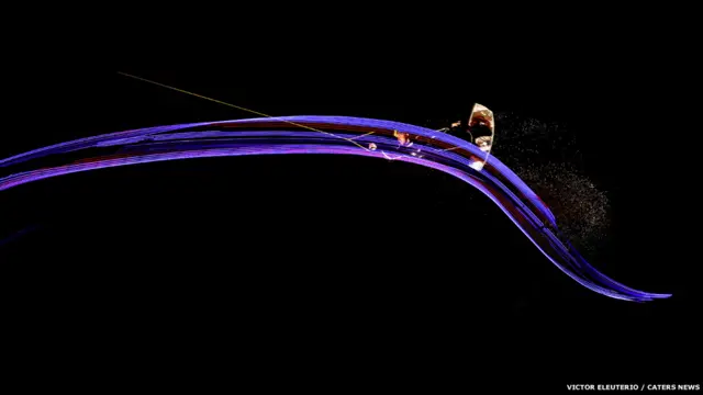 Germano Nottinghan hace un truco con su tabla. Fotografía: Victor Eleuterio.