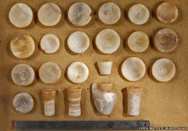 په مقبره کې نژدې ۳۰ نور لرغوني لوښي هم موندل شوي، چې اټکل کېږي له ملکې سره یوځای خښ شوي