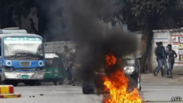 प्रदर्शनकारियों और पुलिस के बीच झड़पों में कई लोग घायल भी हुए हैं.