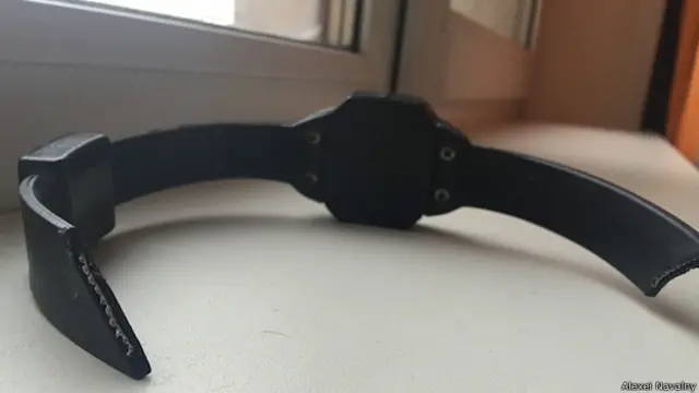 Navalny memotong label elektronik yang dipasang aparat Rusia di tubuhnya.