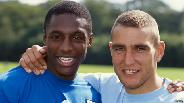 John Fashanu y Vinnie Jones solían intimidar con sus figuras corpulentas y actitud agresiva, diferente a la imagen que transmite la foto.