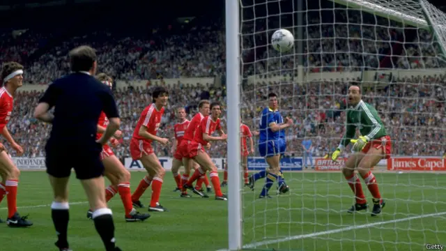 Lawrie Sánchez anota el gol de la victoria en Wmbley en 1988.