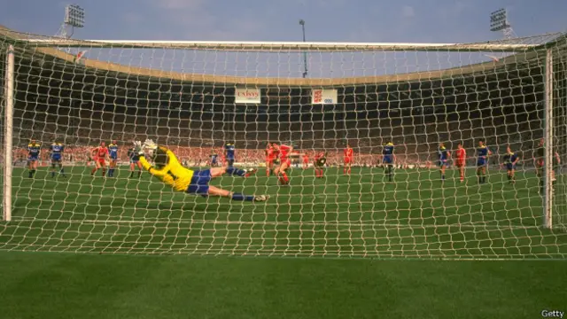 El portero David Beasant tiene el honor de haber sido el primero en atajar un penalti en una final de la Copa FA.