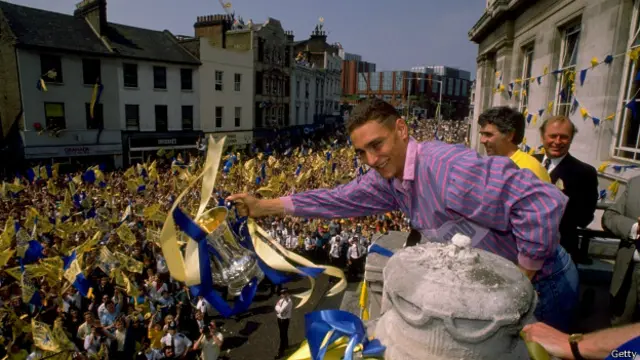 Miles de personas salieron a las calles en el sur de Londres a celebrar el título.