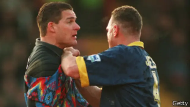 Jones aprovechaba su físico para encarar frecuentemente a los rivales y árbitros.