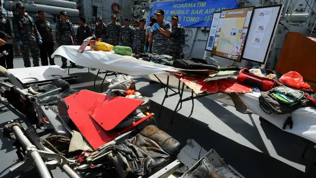 Serpihan badan pesawat AiraAsia yang berhadil ditemukan dari perairan Selat Karimata. 