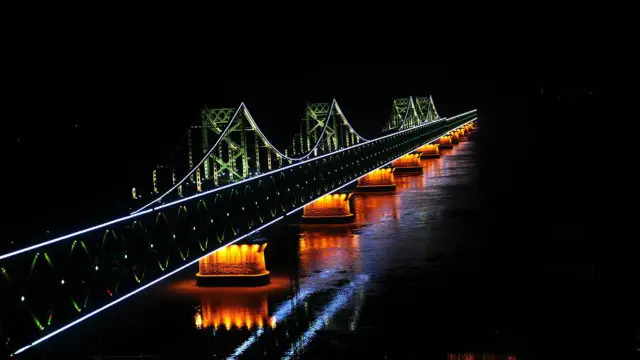 Cầu Hữu nghị nối hai bờ sông Trung-Triều đã bị Mỹ phá hỏng từ hồi Cuộc chiến Triều Tiên (hình: Frederic J Brown/AFP/Getty)
