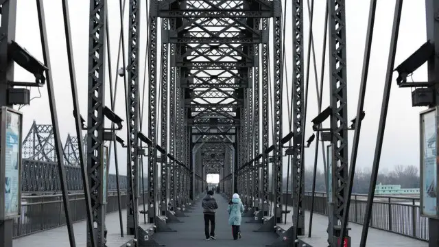 Du khách có thể đi bộ trên cầu Hữu nghị cho tới giữa sông, nơi móng bê tông vẫn còn bị bỏ hoang không sửa chữa (hình: Frederic J Brown/AFP/Getty)