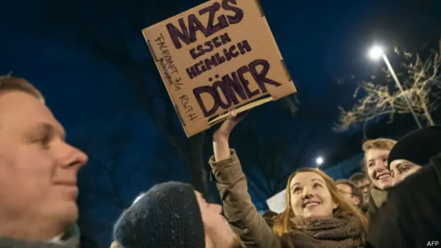 El alcalde de Colonia, Jürgen Roters, dijo que las contramarchas habían plantado cara a lo que llamó "xenofobia irracional". El cartel dice "Los nazis comen kebab en secreto".