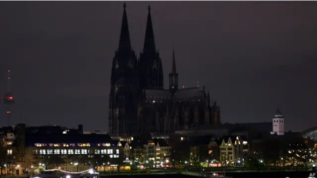 أطفأت كاتدرائية كولونيا الشهيرة انوارها احتجاجا على المسيرة المناهضة للاسلام