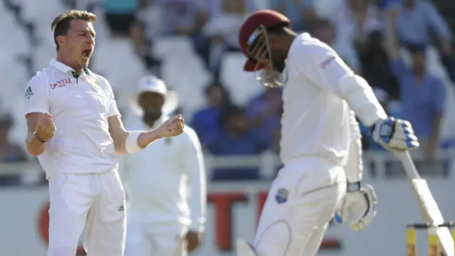 جنوبی افریقہ کی جانب سے دوسری اننگز میں سائمن ہارمر نے چار جبکہ ڈیل سٹین نے تین وکٹیں حاصل کیں