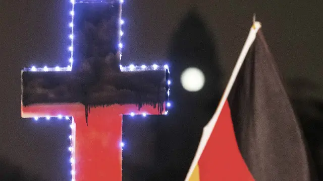 حکام کے مطابق ڈریسڈن میں اسلام مخالف یورپی تنظیم ’پیگیڈا‘ نے 18 ہزار افراد پر مشتمل ایک ریلی نکالی