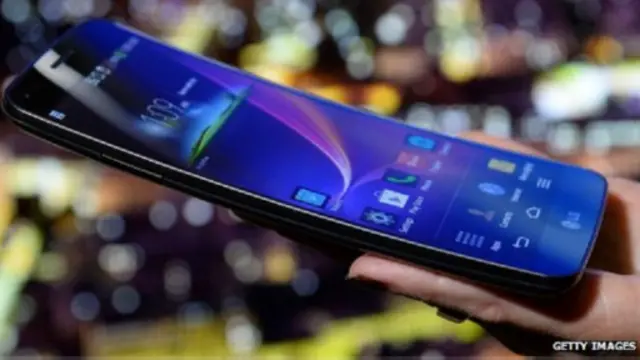 LG G Flex 2 memiliki ukuran layar yang lebih besar dari versi sebelumnya. LG belum memberi tahu kapan ponsel ini akan diluncurkan.