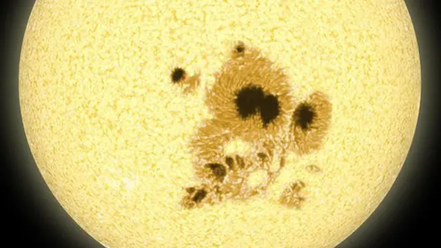 جوان ستاروں میں دھبہ بڑا اور واضح ہوتا ہے اس لیے اس کی رفتار کا معلوم کرنا قدرے آسان ہے