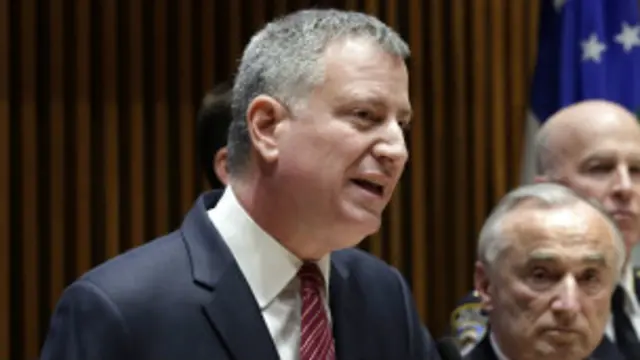 El alcade Di Blasio estudia la fórmula para evitar que las "desnudas" sigan en la emblemática plaza neoyorquina.