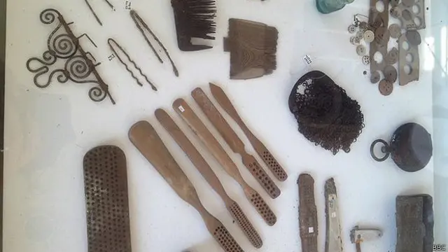 Tim arkeolog menemukan benda-benda seperti sisir, pipa rokok, patung kecil dan potongan keramik terkait sejarah perbudakan di Brasil. 
