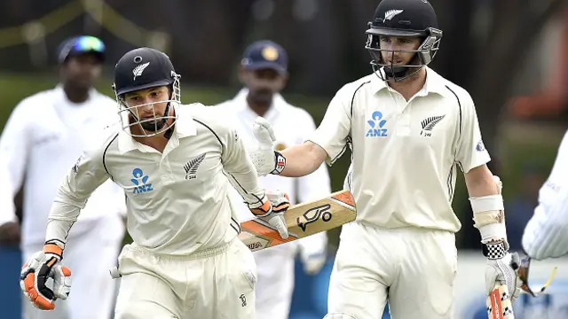 کین ولیمسن اور وکٹ کیپر واٹلنگ نے اپنی زندگی کی بہترین اننگز کھیلتے ہوئے بالترتیب 242 اور 142 رنز بنائے اور آؤٹ نہیں ہوئے