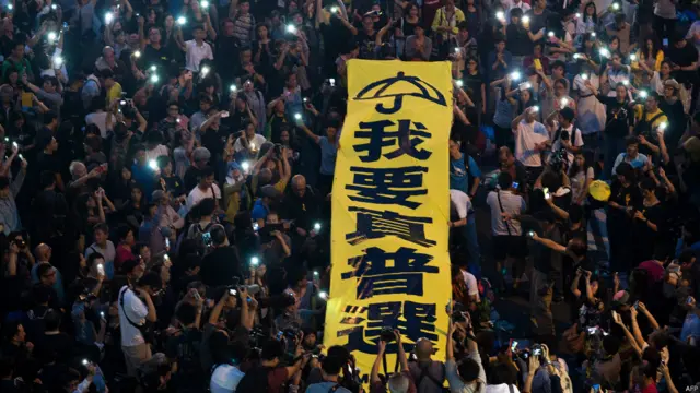 香港“占领中环”抗议金钟占领区上集会群众传递“我要真普选”巨型条幅（28/10/2014）