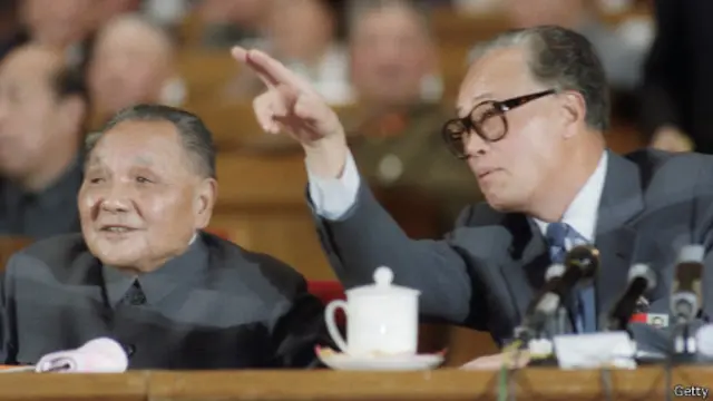 1987年的中共13大上，趙紫陽輔佐鄧小平推進中國改革。