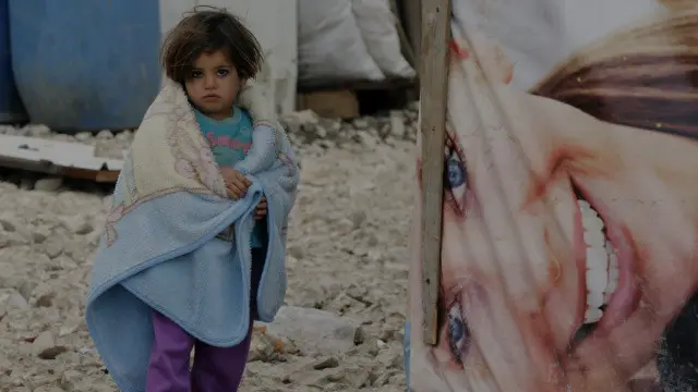 يعاني السوريون الذين نزحوا عن منازلهم نقص الأغذية وبرد الشتاء القارس، في داخل سوريا و خارجها.