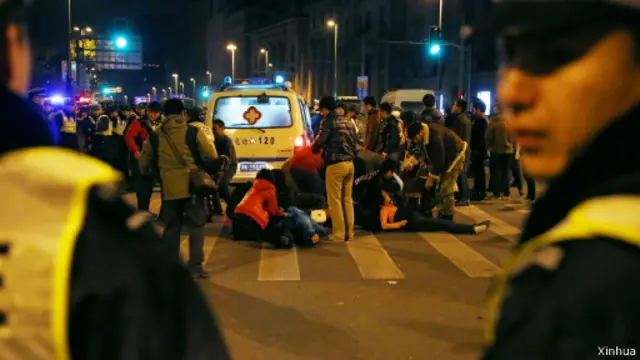 新年夜,上海外灘的踩踏事故造成36人死亡。