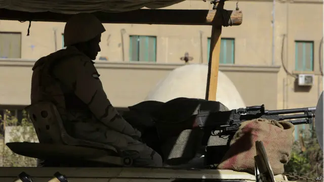 السلطات الأمنية تفرض تدابير أمنية مشددة على الكنائس، من بينها كاتدرائية القديس مرقس في حي العباسية بالقاهرة التي سيقام فيها قداس عيد الميلاد.