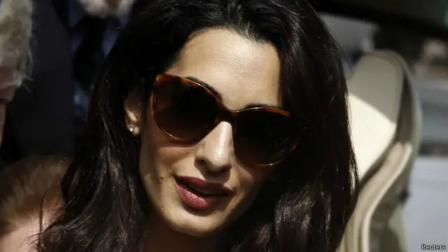 تطالب أمل كلوني السلطات المصرية بالافراج عن موكلها محمد فهمي المتهم في قضية صحفيي الجزيرة.