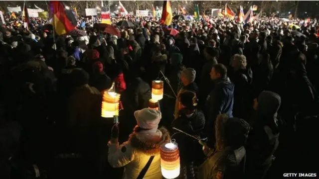  سٹٹگرٹ، مووینسٹر اور ہیمبرگ میں بائیس ہزار لوگوں نے ’پیگیڈا‘ کے خکاف احتجاجی ریلیاں نکالیں