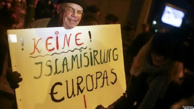 متظاهر من بيغيدا يحمل لافتة مكتوب عليها "لا لأسلمة أوروبا"