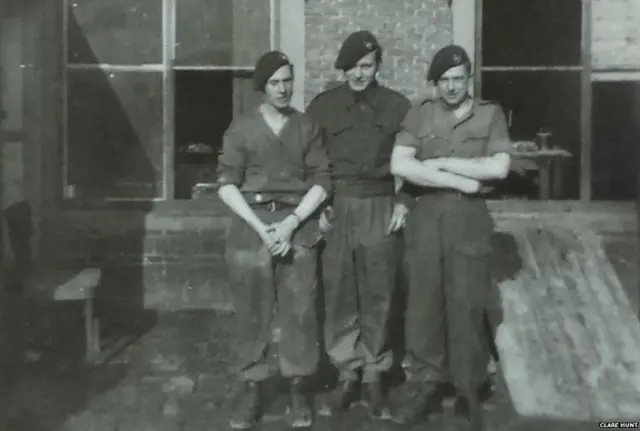 ऑर्थर थॉम्प्सन (बीच में) दो साथी रॉयल मरीन के साथ.