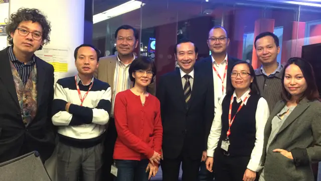 Nhân viên BBC Việt Ngữ tiếp tân Đại sứ Việt Nam tại Anh, Nguyễn Văn Thảo, tới thăm văn phòng tại New Broadcasting House, 2014.