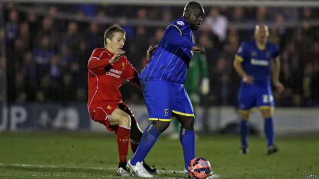 La diferencia en el físico de "La Bestia" y el brasileño Lucas Leiva es evidente.