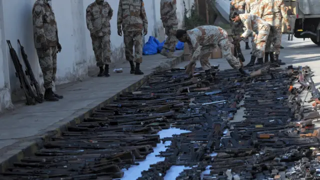 کراچی میں ایک عرصے سے ٹارگٹ کلنگ کا سلسلہ بھی جاری ہے جس میں مذہبی تنظیموں کے علاوہ سیاسی جماعتوں کے رہنماؤں کو ہدف بنایا گیا اور حکام کے مطابق ایسے واقعات کی ایک وجہ غیرقانونی اسلحہ بھی ہے۔