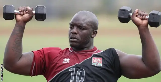Una de las pasiones de Akinfenwa, además del fútbol, es levantar pesas.