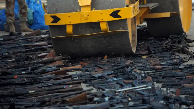 کراچی میں امن و امان کی صورتحال کافی عرصے سے خراب ہے اور یہاں پر سکیورٹی فورسز پر متعدد بار حملے ہو چکے ہیں۔