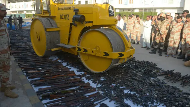 پاکستان میں غیر قانونی اسلحے کا مسئلہ کافی عرصے سے زیربحث ہے اور متعدد بار حکومت نے ایسے افراد کے خلاف سخت اقدامات اٹھانے کا اعلان بھی کیا جن کے پاس غیر قانونی اسلحہ ہے۔