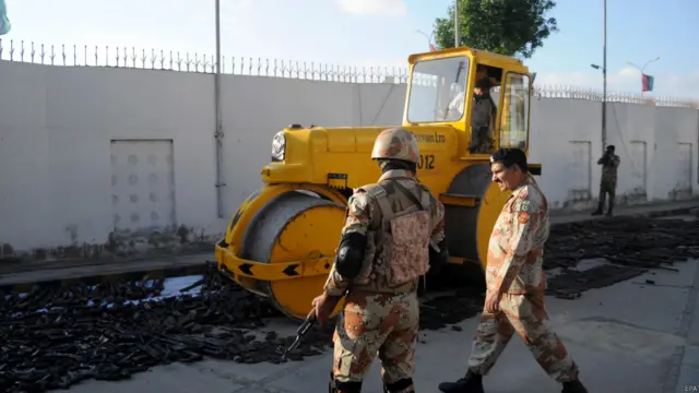 پاکستان کے سب سے بڑے شہر کراچی میں منگل کو رینجرز نے مختلف کارروائیوں کے دوران قبضے میں لیا گیا اسلحہ تلف کیا۔