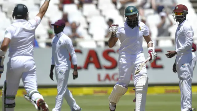 جنوبی افریقہ کے اے بی ڈویلیئر کو مین آف دی میچ جبکہ ہاشم آملہ کو مین آف دی سیریز قرار دیا گیا