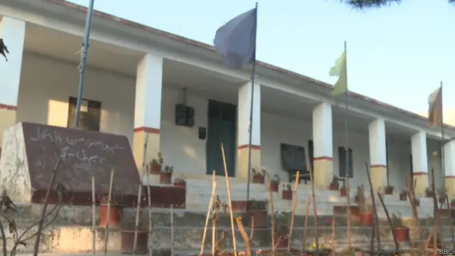 گاؤں کا واحد ہائی سکول اعتزاز حسن کے نام سے موسوم کرنے کا اعلان کیا گیا تھا لیکن تاحال سکول کا نام باضابطہ طور پر تبدیل نہیں کیا گیا ہے: مجتبی حسن