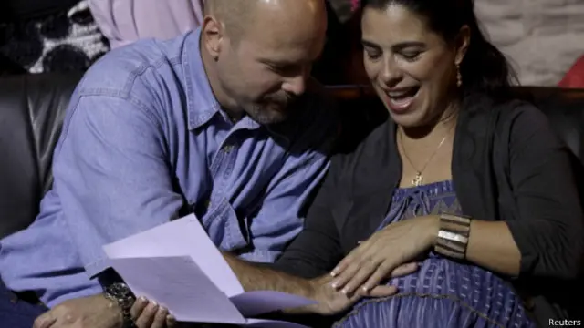 Las imágenes de la madre de Gema, Adriana Pérez, embaraza y recibiendo a su marido en La Habana causaron sorpresa.