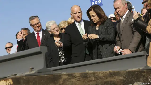 Jerry Brown (centro)